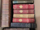 une boîte remplie de livres empilés les uns sur les autres