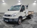 un camion blanc garé dans une pièce