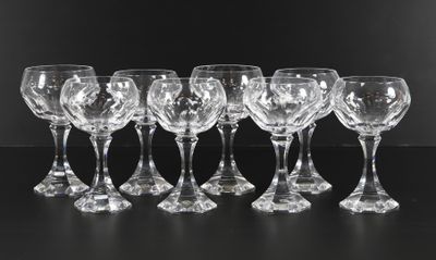 SAINT LOUIS. Suite de sept VERRES en cristal taillé, à bords…
