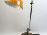 une image représentant une lampe de bureau avec un pied en bois et un abat-jour jaune