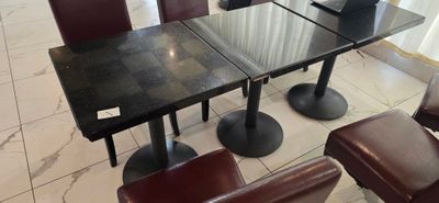 UN ENSEMBLE DE 44 TABLES DIMENSION 65 x 65, CERTAINES AVEC B…