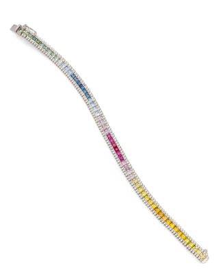 un bracelet en diamants multicolores sur fond blanc