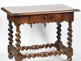 une vieille table en bois surmontée d'un tiroir