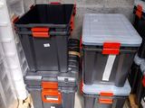 de nombreux récipients en plastique empilés les uns sur les autres