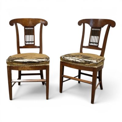 deux chaises en bois avec des assises rembourrées et un coussin d'assise
