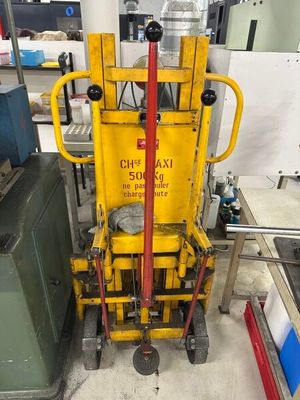 une machine jaune qui se trouve au milieu d'une pièce