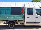 un camion blanc garé devant un bâtiment