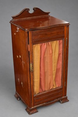 une vieille armoire en bois surmontée d'un rideau coloré