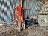 un tas de pneus et une fourche devant un immeuble