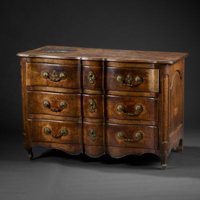 une commode ancienne avec des poignées en laiton