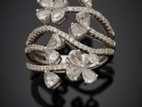 gros plan d'une bague en diamant sur une surface noire