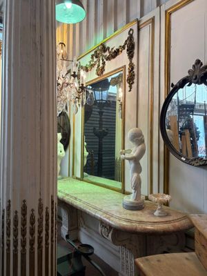 Ensemble de boiseries laquées crème avec décor de moulures dorées