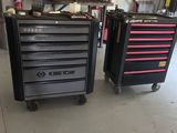 deux coffres à outils noirs et roses posés sur un sol blanc