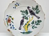 une assiette avec deux oiseaux sur une table