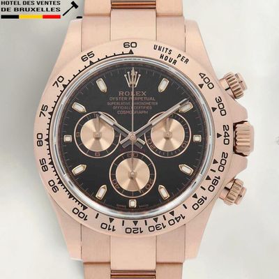 La montre Rolex en or rose est dotée d'un cadran noir et d'une lunette noire.