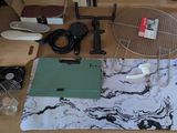 une table sur laquelle se trouvent de nombreux objets et un ordinateur portable