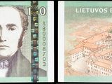 deux billets sur lesquels figure la photo d'un homme en smoking