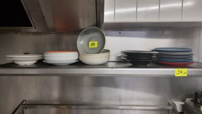 Environ une quarantaine d'assiettes, tasses, plats creux en …