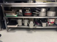Grande table de travail inox à deux étagères basses, traces … (photo 3)