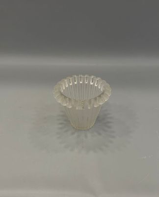 un verre en verre transparent posé sur une table