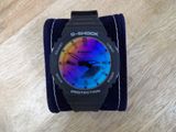 une montre posée sur un tissu bleu