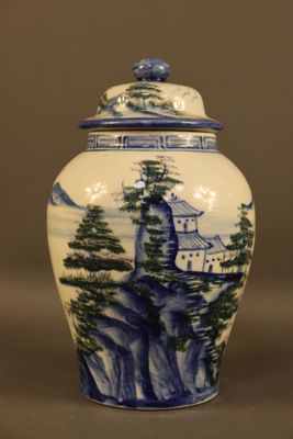 CHINE. Potiche couverte de forme balustre en céramique émail…