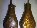 deux vases marron posés sur une table, sur fond blanc