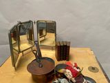 une petite poupée posée sur une table, à côté d'un miroir