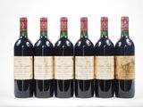 six bouteilles de vin rouge alignées sur une surface blanche