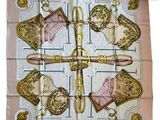 foulard carré rose et doré, orné d'un motif représentant des chaussures et des sacs à main pour femmes