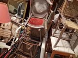 une pile de chaises et une lampe dans un coin de la pièce