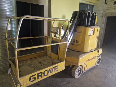 une paire de ciseaux jaunes garée dans un garage