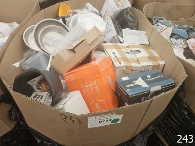 une boîte en carton remplie d'objets hétéroclites sur le sol