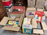 de nombreux cartons remplis de livres posés par terre dans une pièce