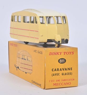 un petit bus jaune posé sur une boîte