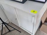 un micro-ondes posé sur un meuble, à côté d'une caméra