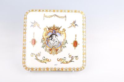 une assiette blanche sur laquelle est représentée une femme