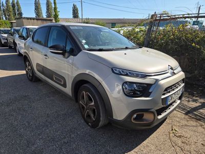 Une Citrole blanche est garée sur un parking