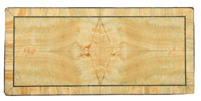 une image représentant une planche à découper en bois ornée d'un motif
