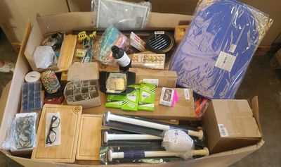 une boîte en carton remplie d'objets hétéroclites sur le sol