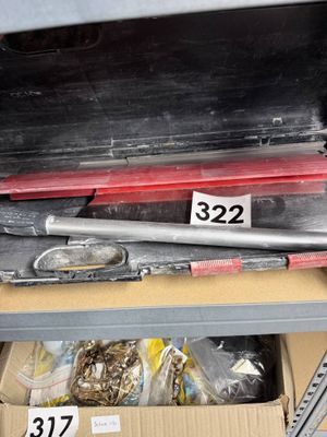 beaucoup d'outils sur une étagère dans un magasin