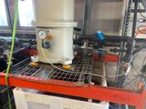 une machine qui se trouve sur une étagère dans une pièce