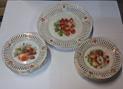 trois assiettes remplies de fruits posées sur une table