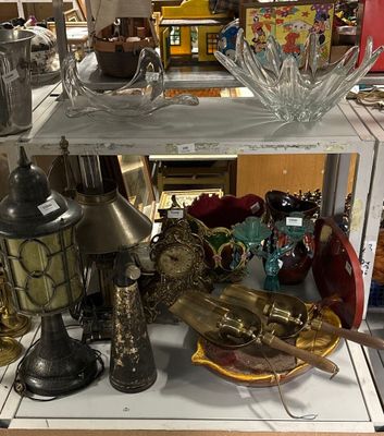 une étagère sur laquelle sont disposés de nombreux objets en verre