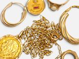 plusieurs bijoux, dont une pièce d'or, une bague et une chaîne