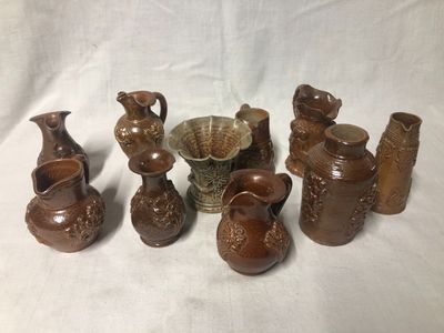 de nombreux types de vases différents posés sur une table