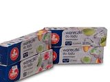 trois tubes de dentifrice posés les uns à côté des autres sur une surface blanche
