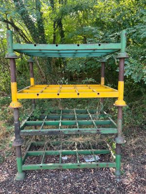 un banc jaune et vert au milieu d'une forêt