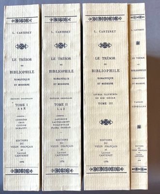 trois livres posés sur une table l'un à côté de l'autre