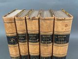 un ensemble de cinq vieux livres superposés